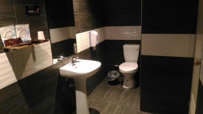 Pingtung Roppongi Motel מראה חיצוני תמונה